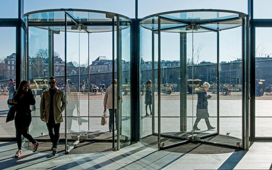Draaideuren en toegangspoortjes worden slimmer in de cloud